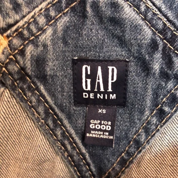 NWT DISTRESSED DENIM OVERALL SHORTS - Picture 3 of 6